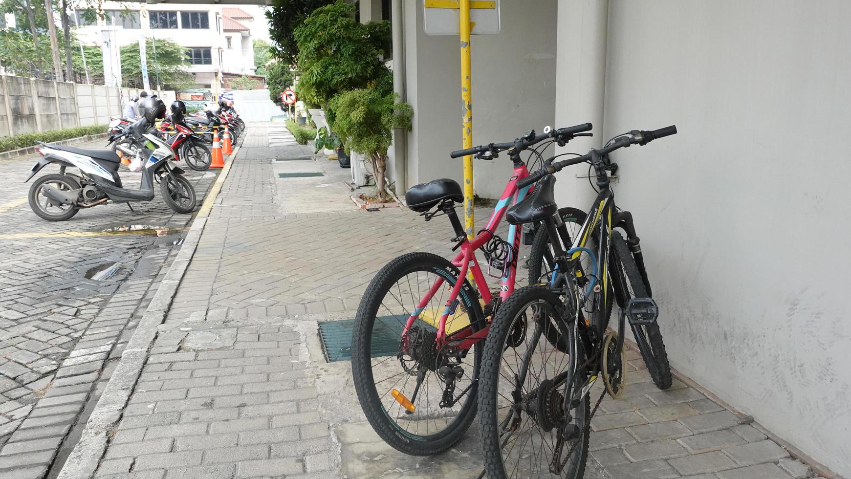 fondo de estacionamiento de bicicletas gemelas foto