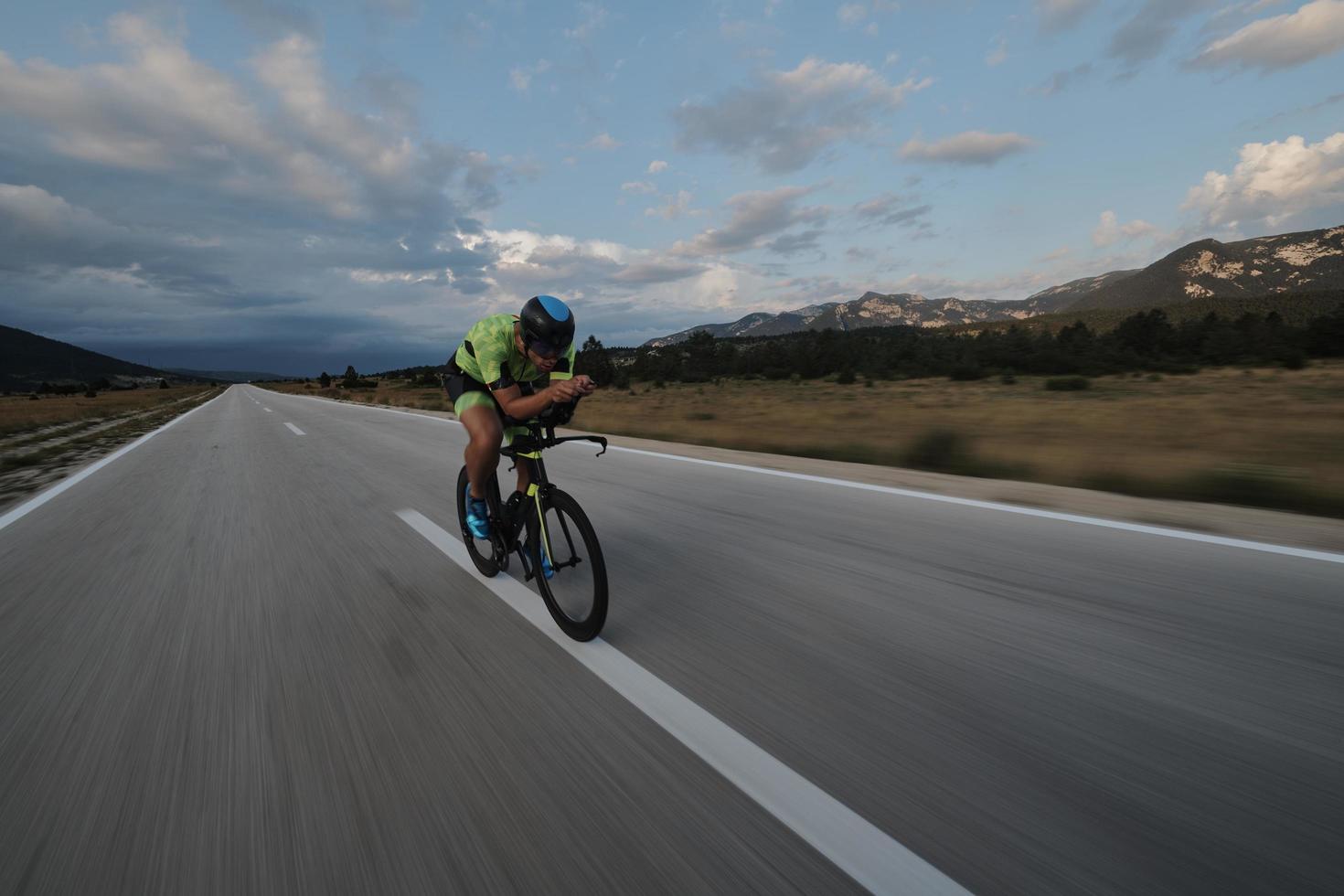 atleta de triatlón montando bicicleta foto