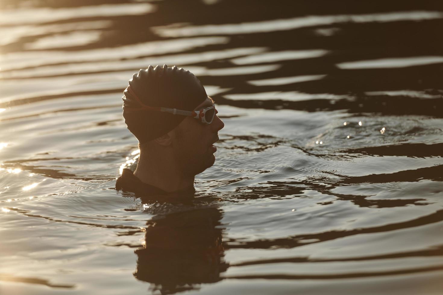 nadador triatleta tomando un descanso durante un duro entrenamiento foto