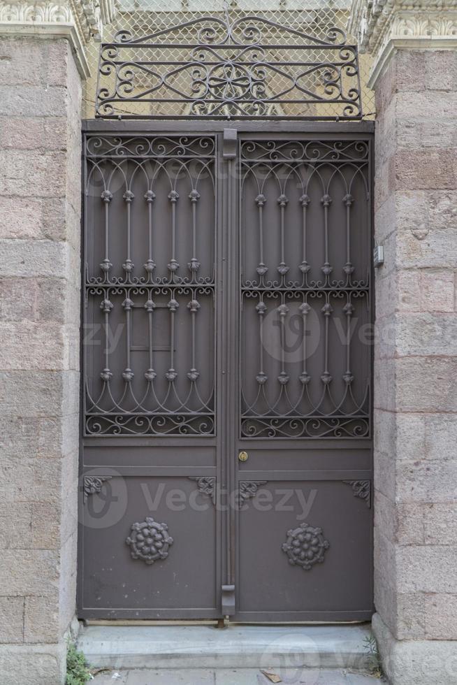 puerta de estilo vintage y antiguo muro de piedra foto