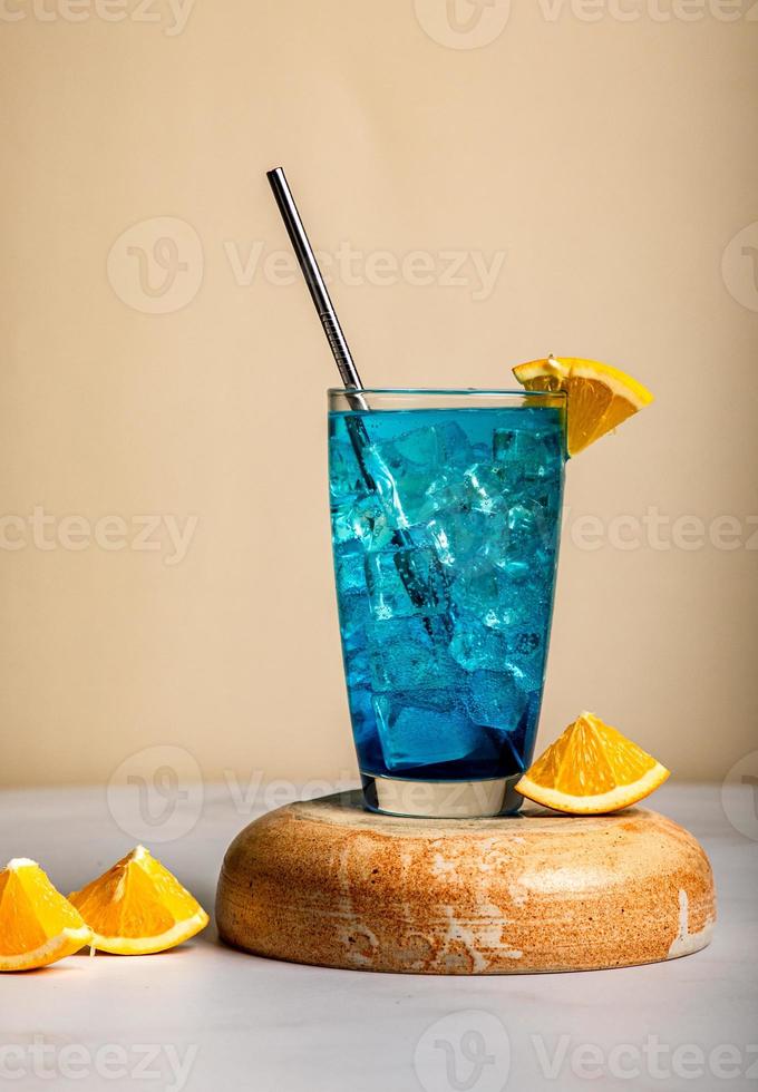 laguna azul una bebida sin alcohol que es gaseosa y de color azul servida con cubitos de hielo y rodajas de naranja fresca para darle un ligero sabor picante. foto