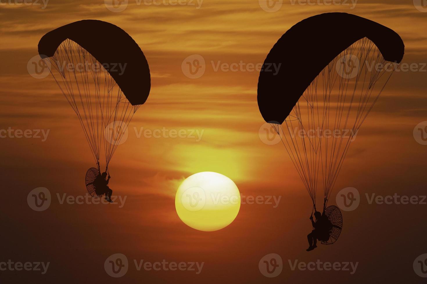 paramotor de silueta al atardecer foto