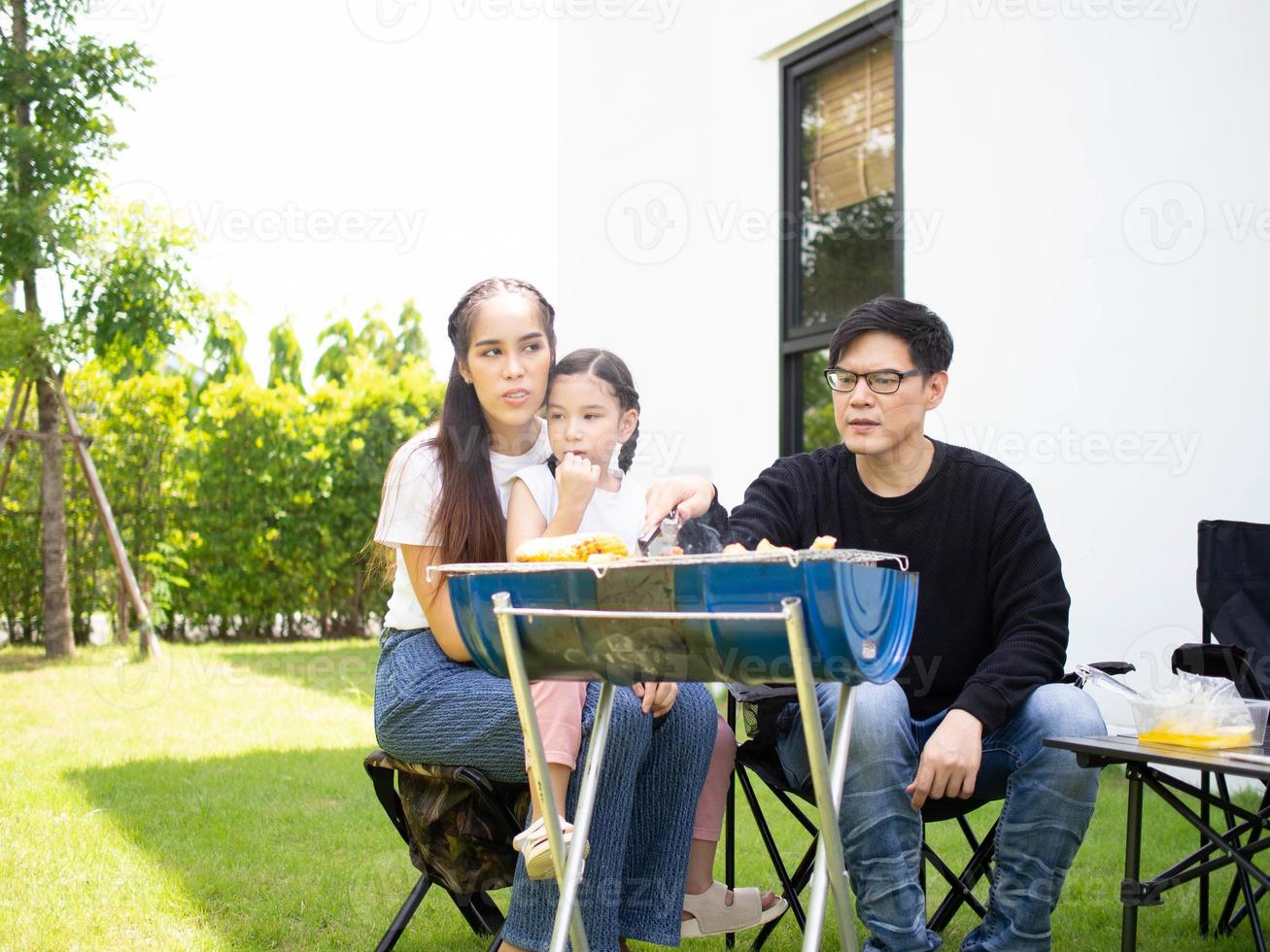 familia padre madre hijo niña niño al aire libre jardín picnic barbacoa papá mamá contento sonrisa comida comiendo cocina verano estilo de vida vacaciones viaje disfrutar divertido fiesta amor almuerzo cena juntos foto