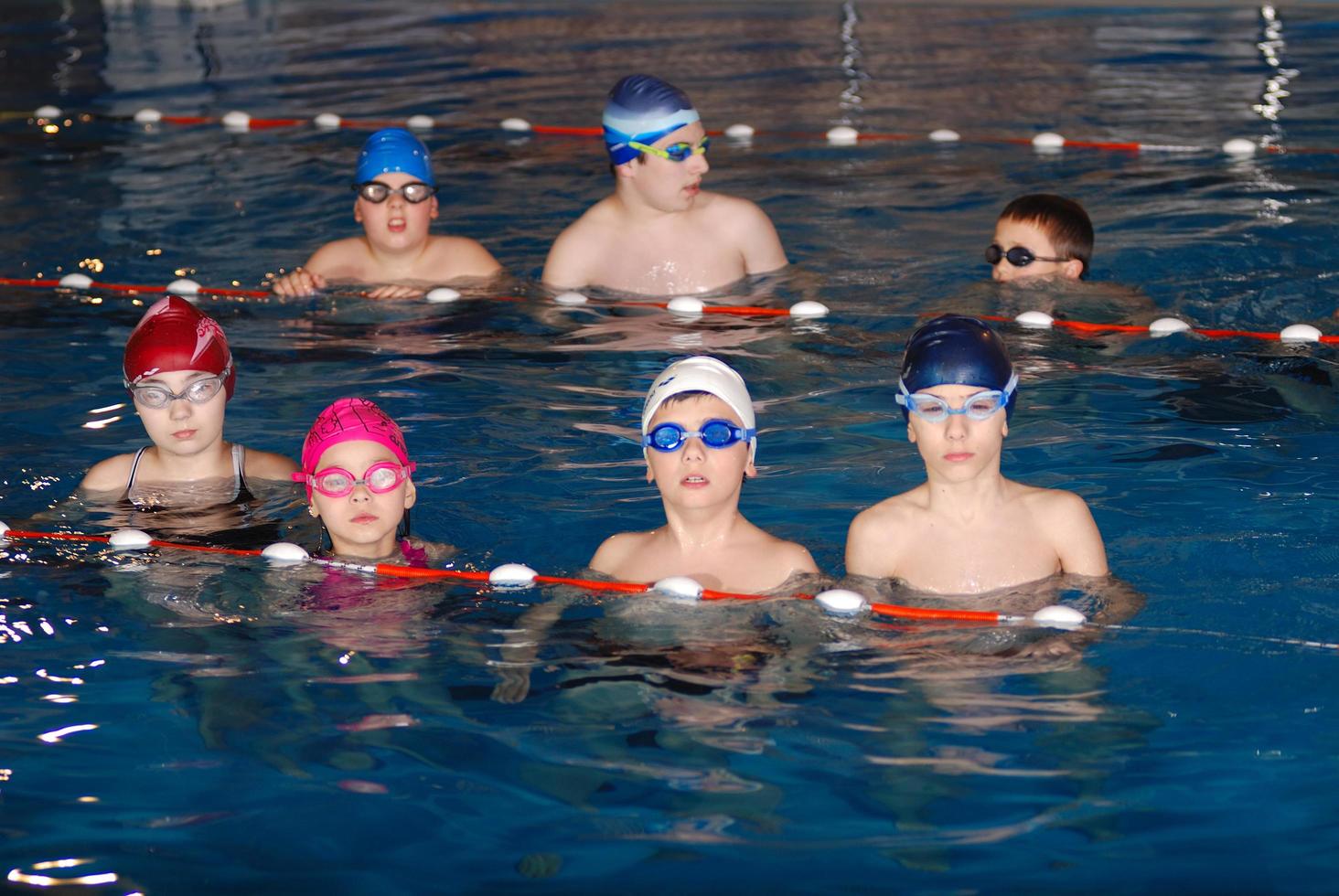 .niños divirtiéndose en una piscina foto