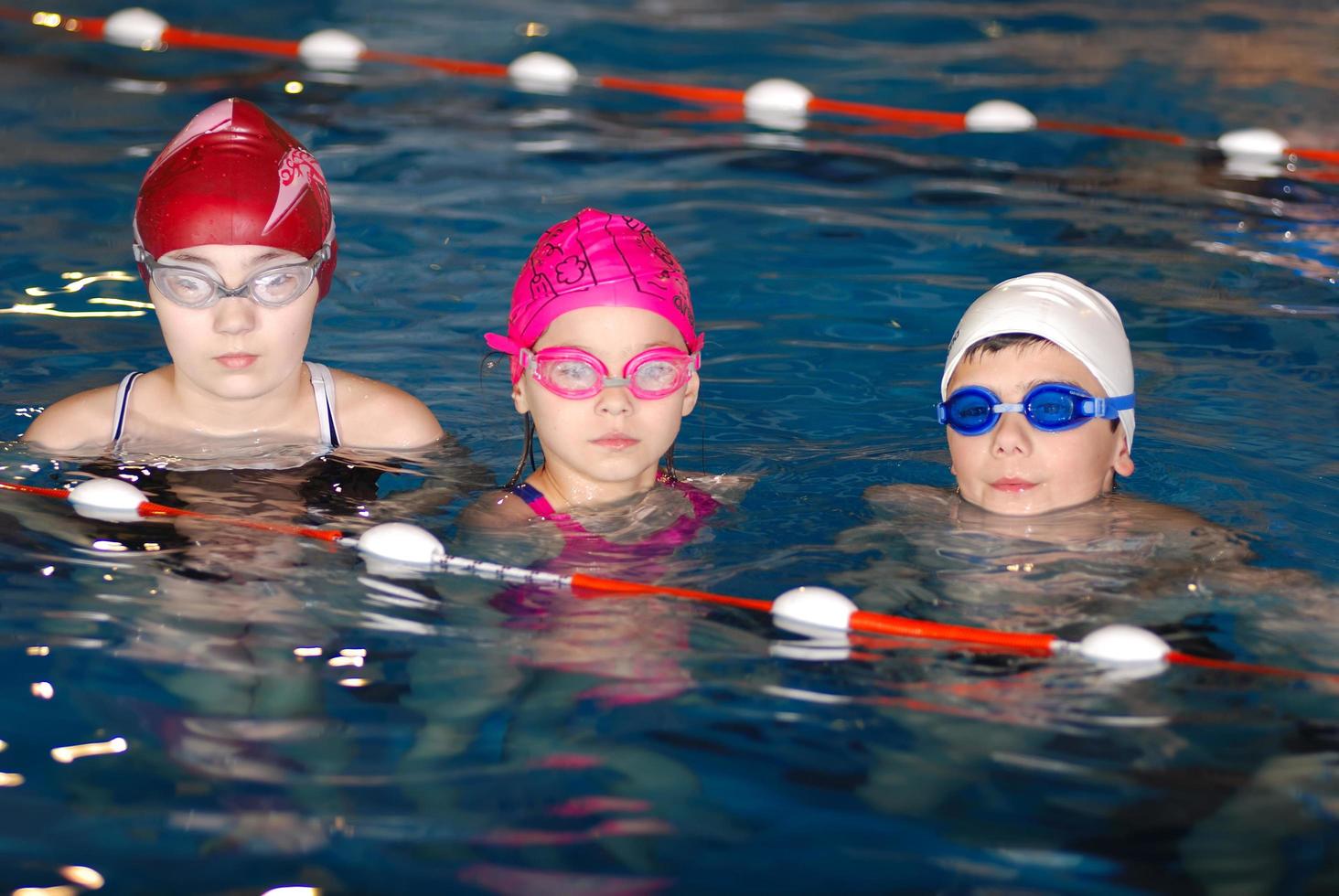 .niños divirtiéndose en una piscina foto