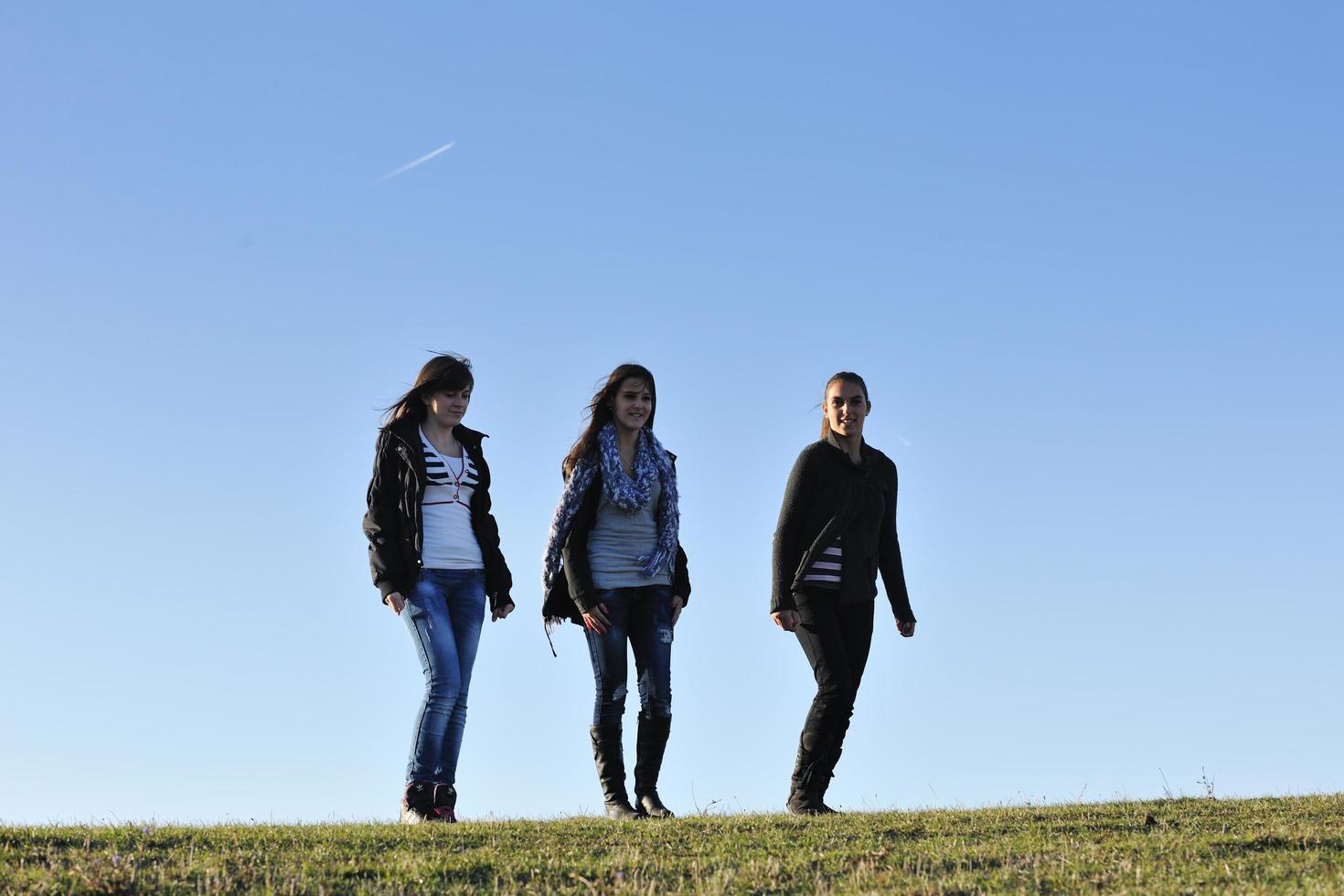 grupo de adolescentes se divierten al aire libre foto