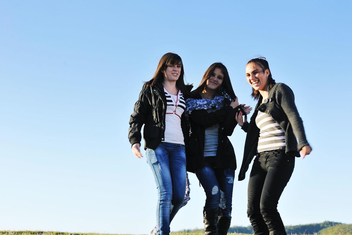 grupo de adolescentes se divierten al aire libre foto