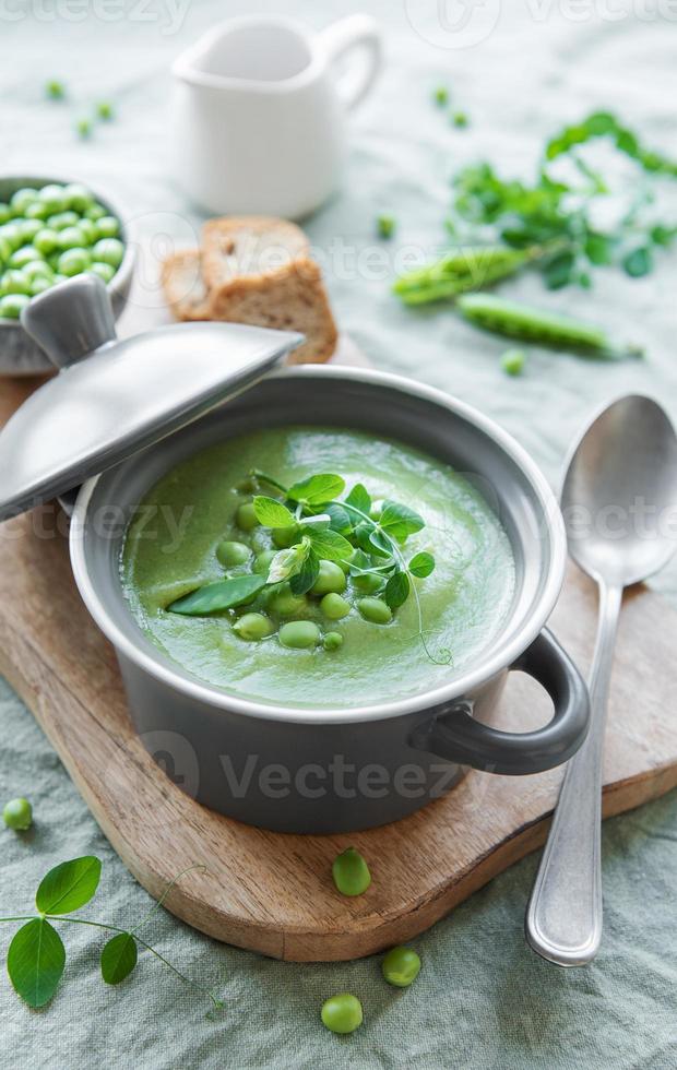 sopa de verduras frescas hecha de guisantes verdes foto