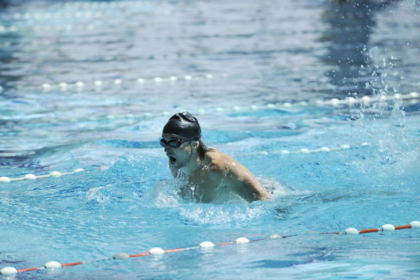 nadador en piscina foto