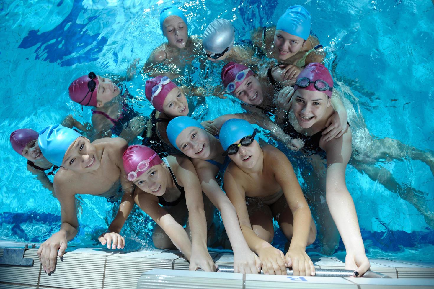 grupo de niños felices en la piscina foto