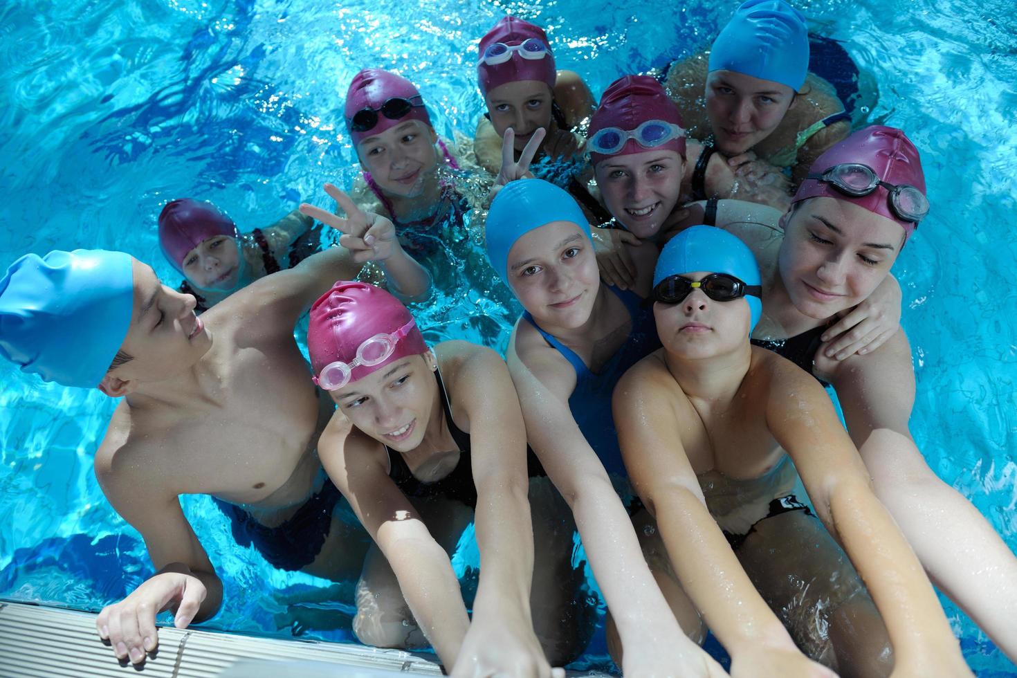 grupo de niños felices en la piscina foto