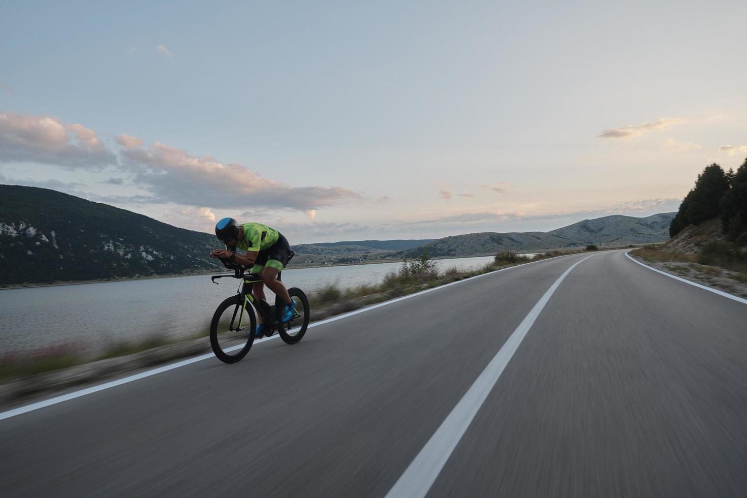 atleta de triatlón montando bicicleta foto