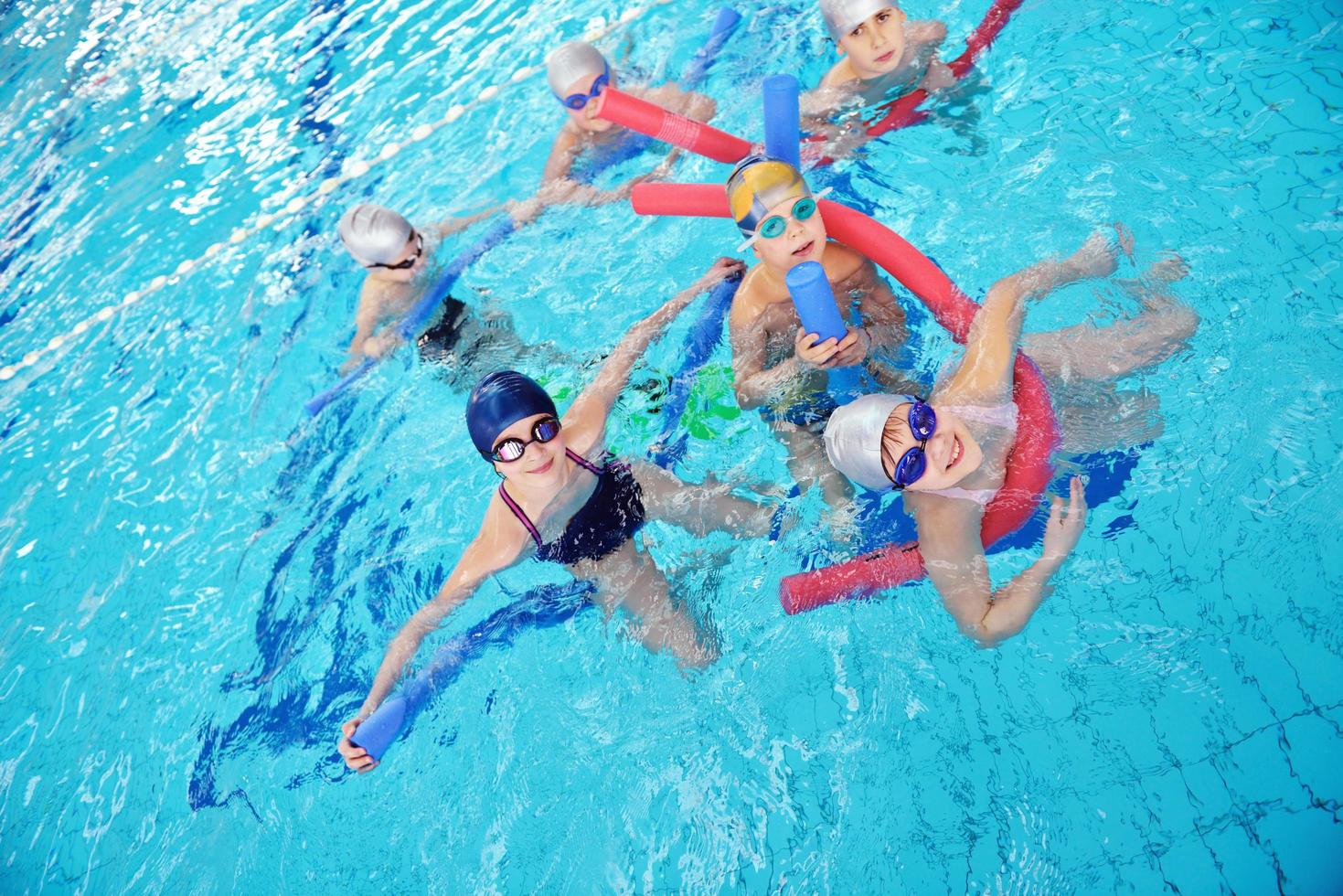 grupo de niños felices en la piscina foto