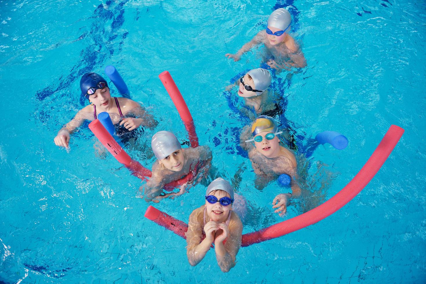 grupo de niños felices en la piscina foto