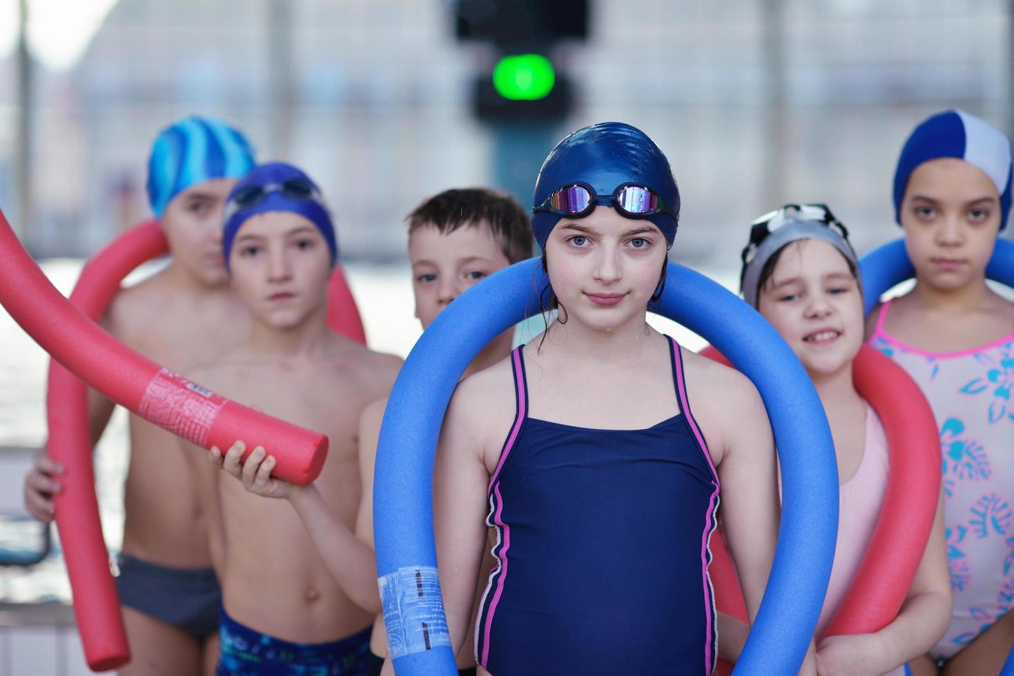 grupo de niños felices en la piscina foto