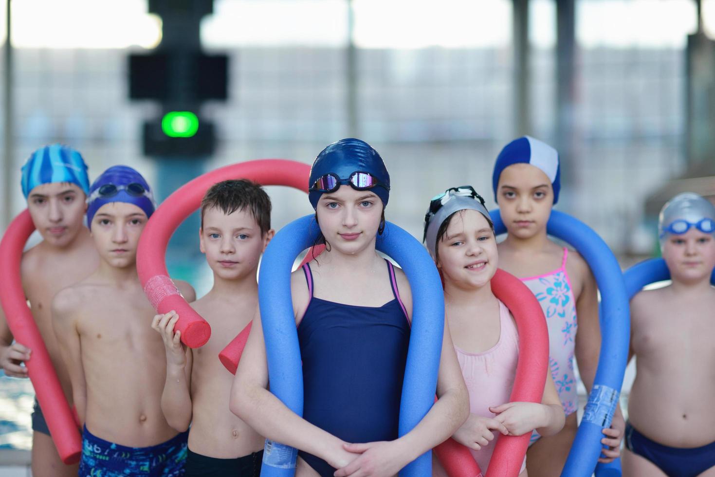 grupo de niños felices en la piscina foto