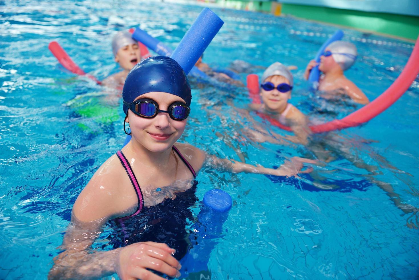 grupo de niños felices en la piscina foto