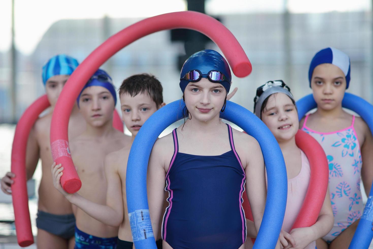 grupo de niños felices en la piscina foto