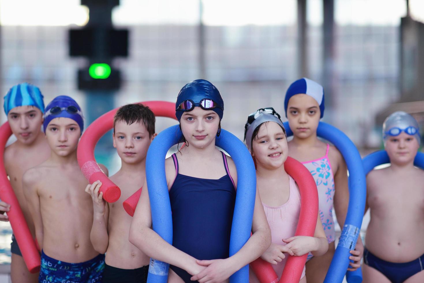 grupo de niños felices en la piscina foto