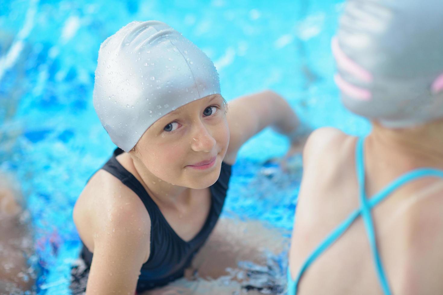 retrato de niño en la piscina foto