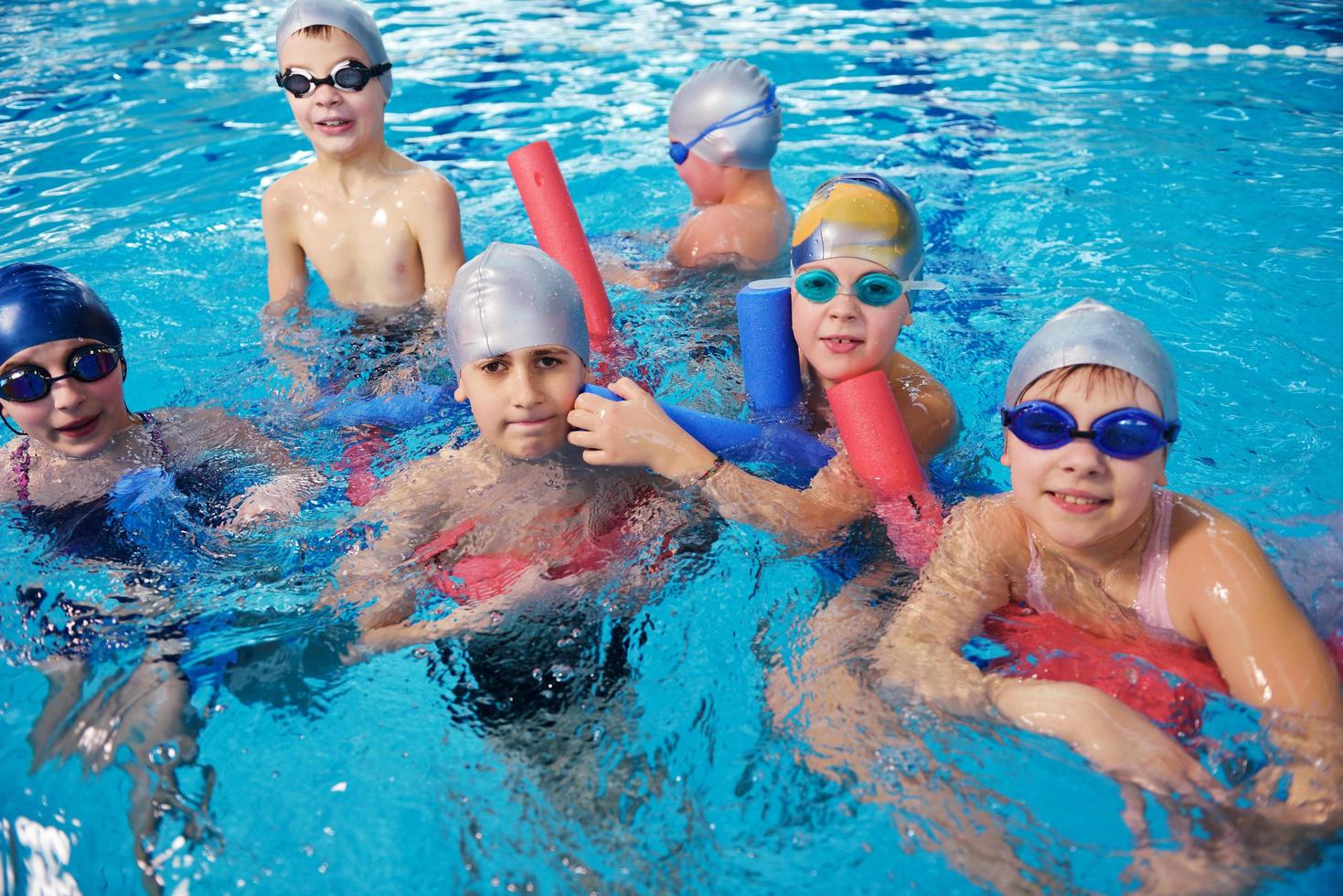 grupo de niños felices en la piscina foto