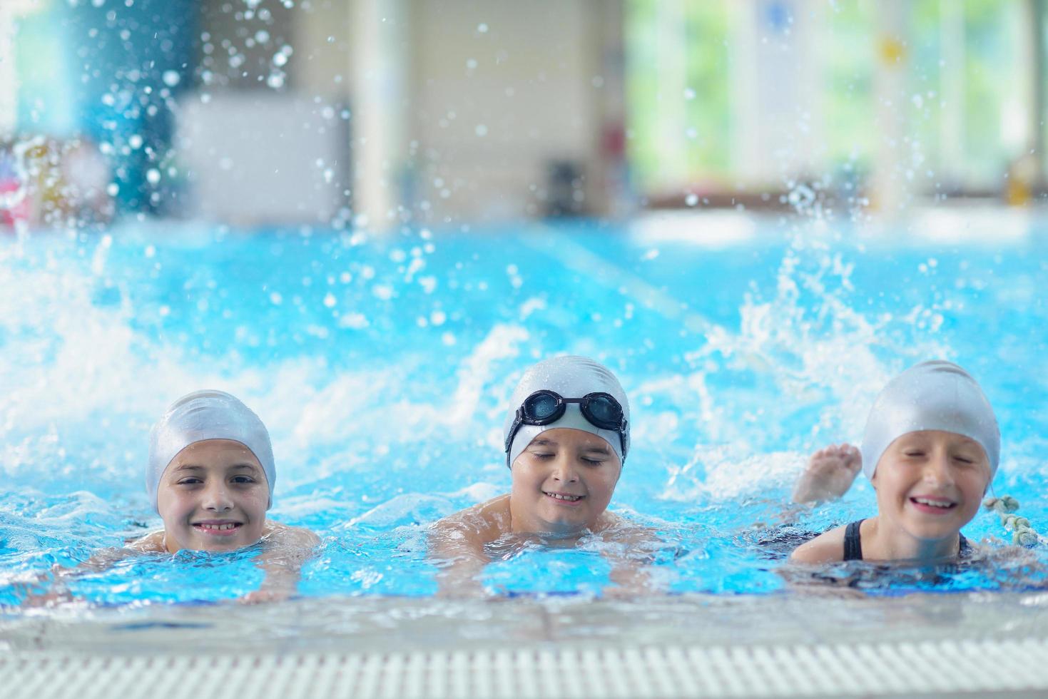 grupo de niños en la piscina foto