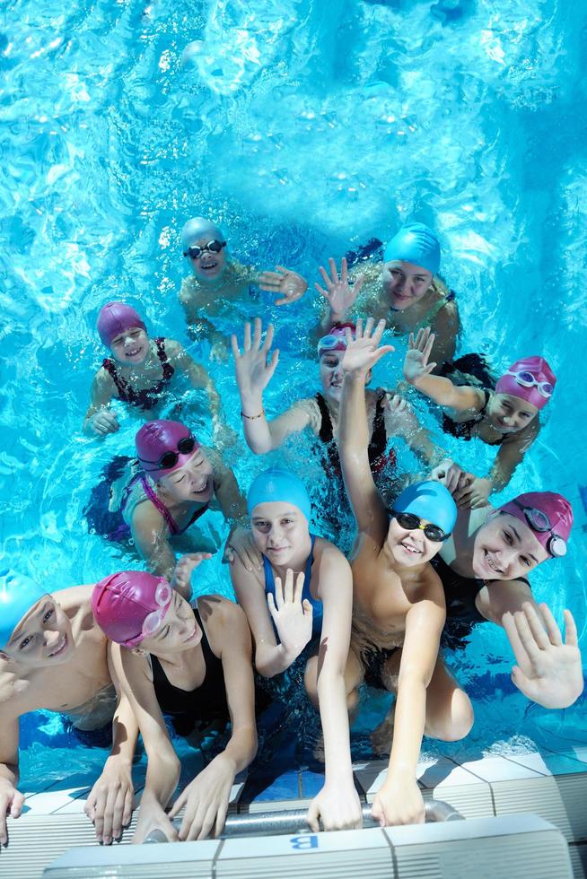 grupo de niños felices en la piscina foto