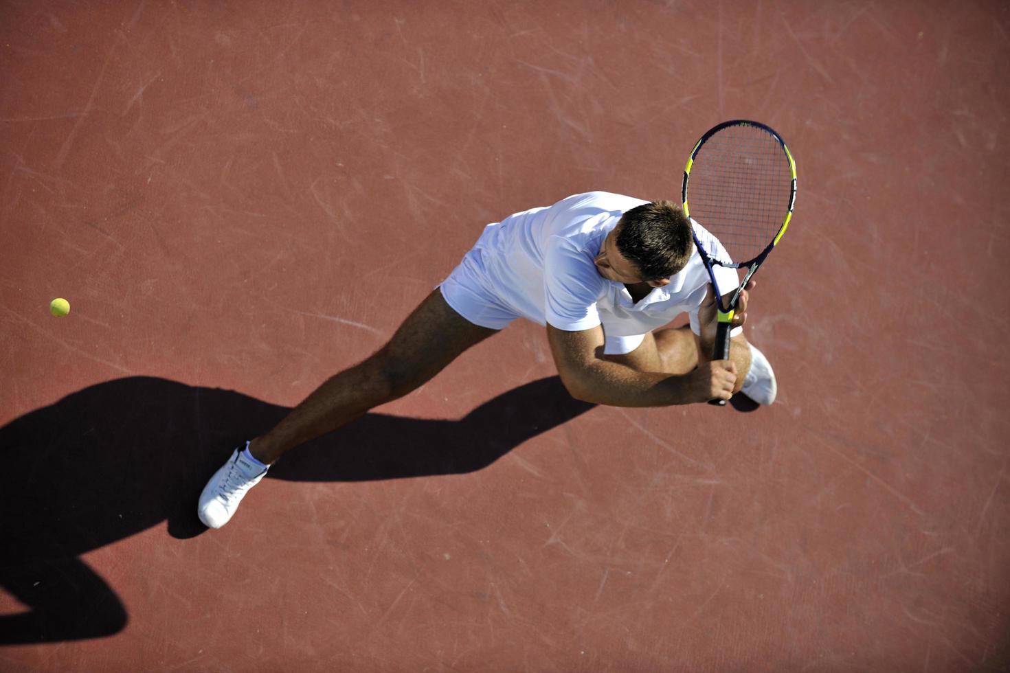 joven jugar al tenis foto