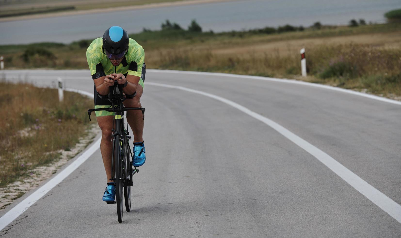 atleta de triatlón montando bicicleta foto