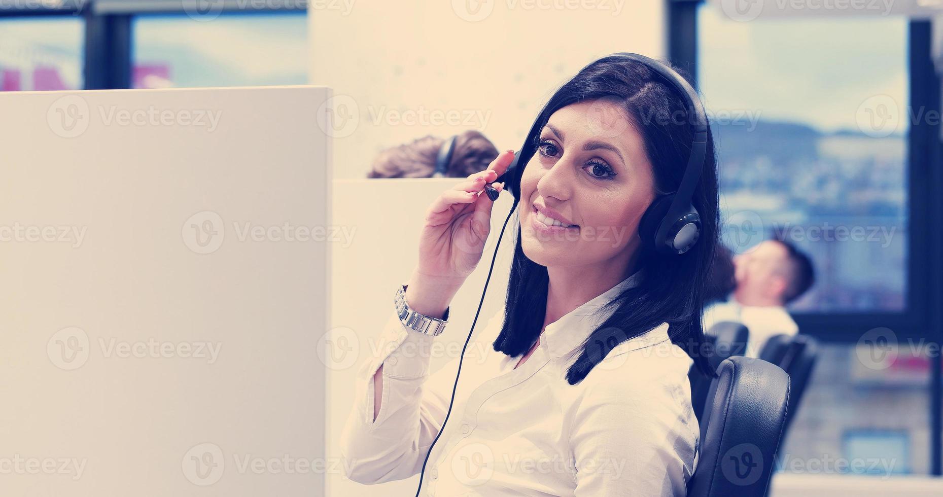 operadora de call center haciendo su trabajo foto
