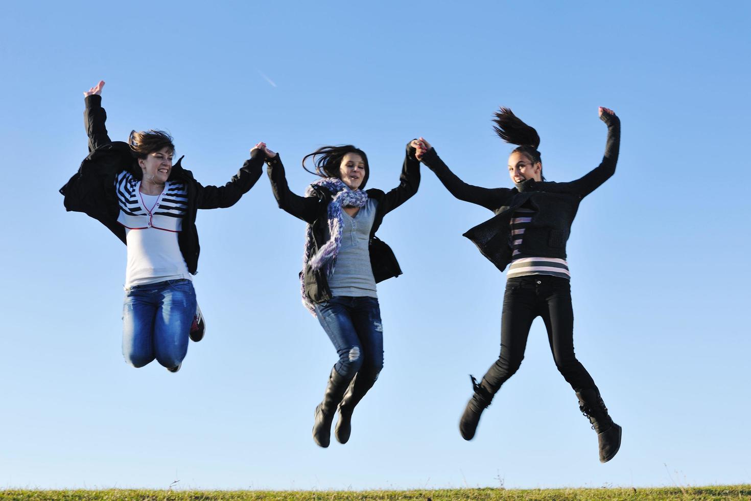 grupo de adolescentes se divierten al aire libre foto