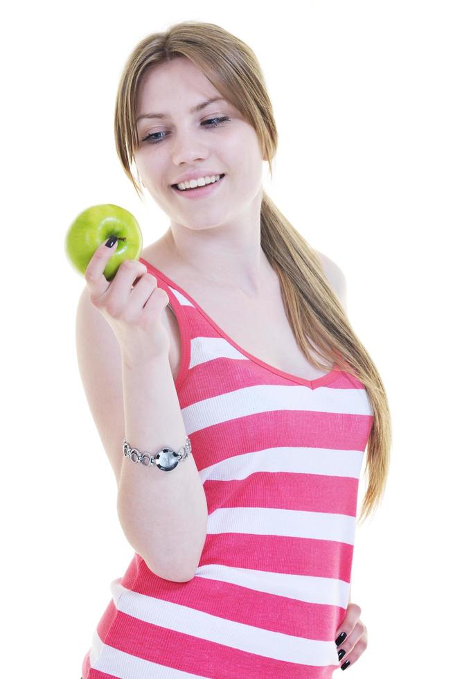 una joven feliz come manzana verde aislada en blanco foto