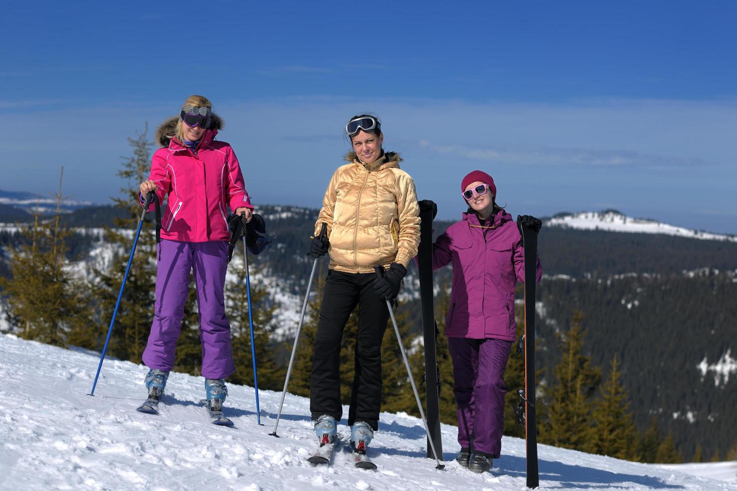 diversión de la temporada de invierno con un grupo de chicas. foto