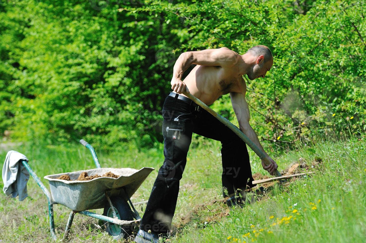 trabajo de jardineria hombre foto