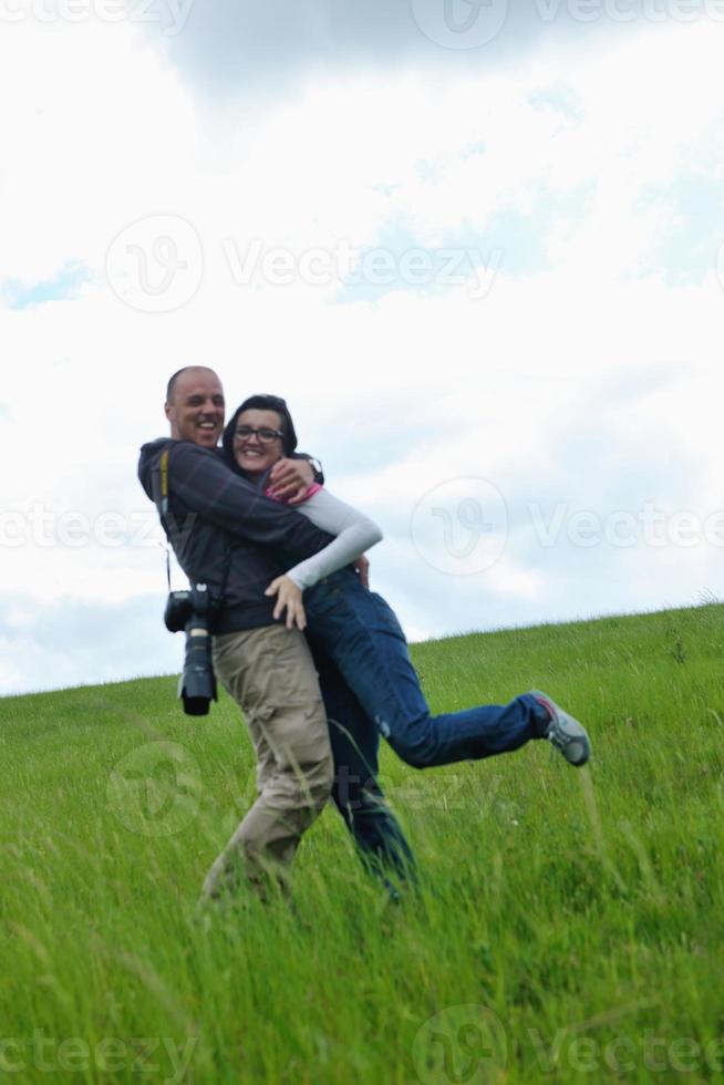 retrato, de, romántico, pareja joven, sonriente, juntos, al aire libre foto