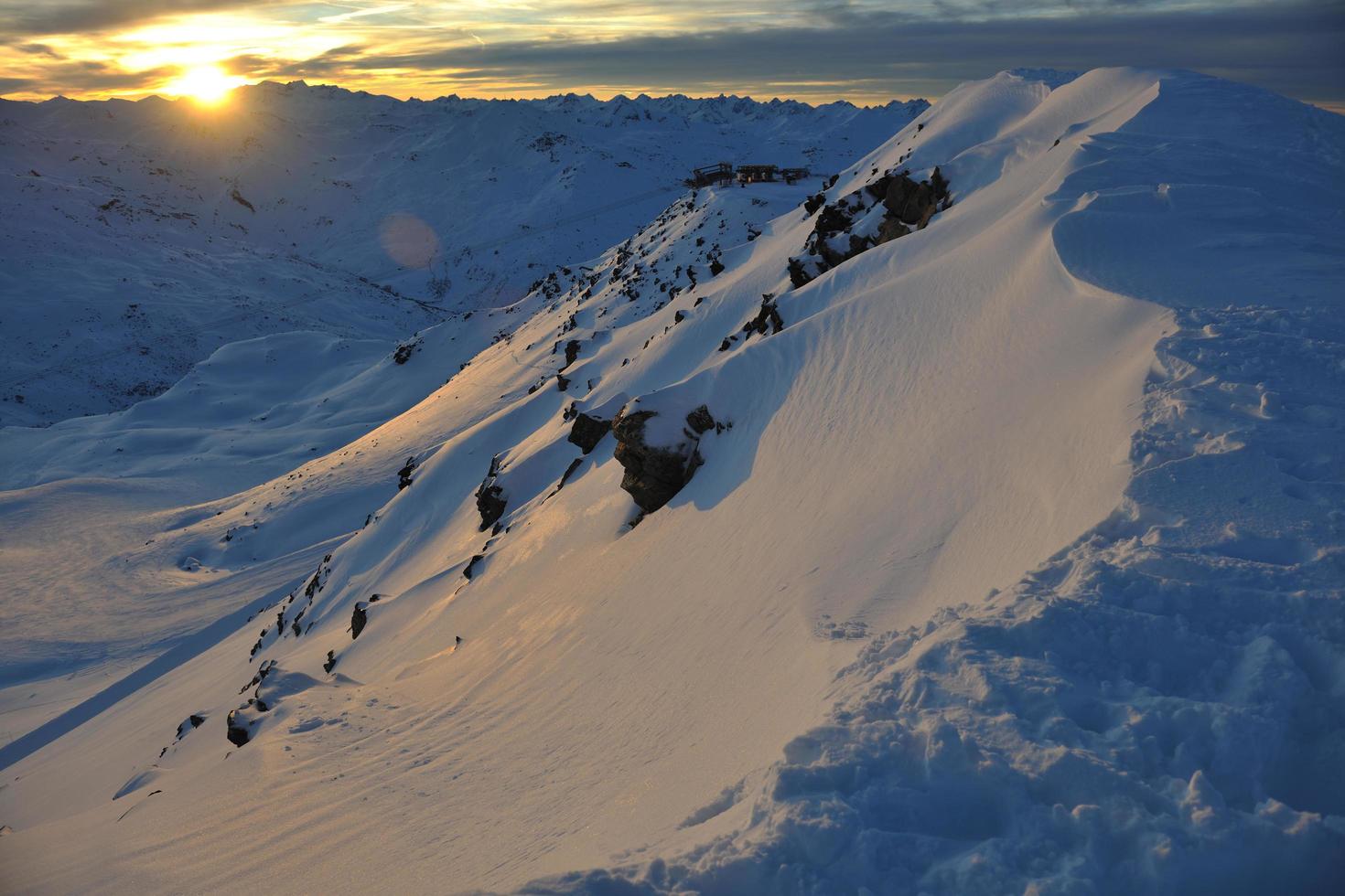 montaña nieve puesta de sol foto