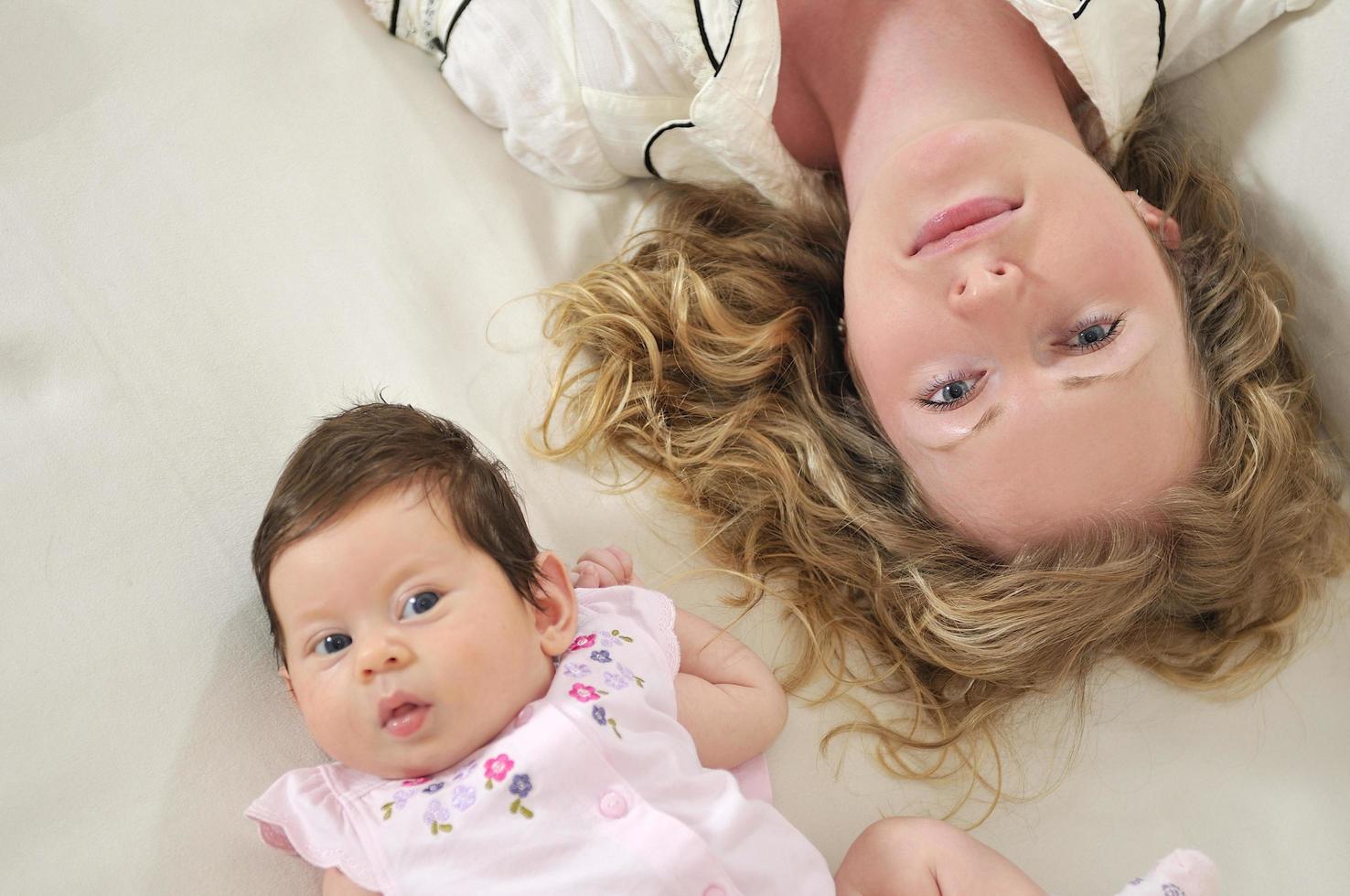 hermosa joven madre pequeña con un pequeño bebé foto