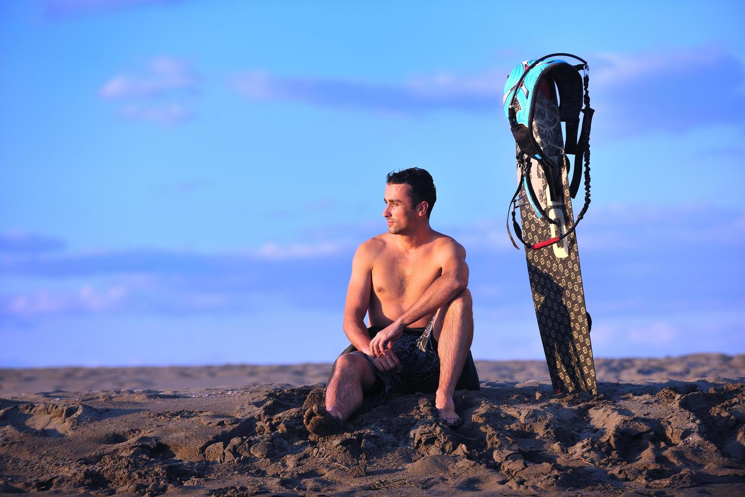 retrato, de, un, joven, kitsurf, hombre, en, playa, en, ocaso foto