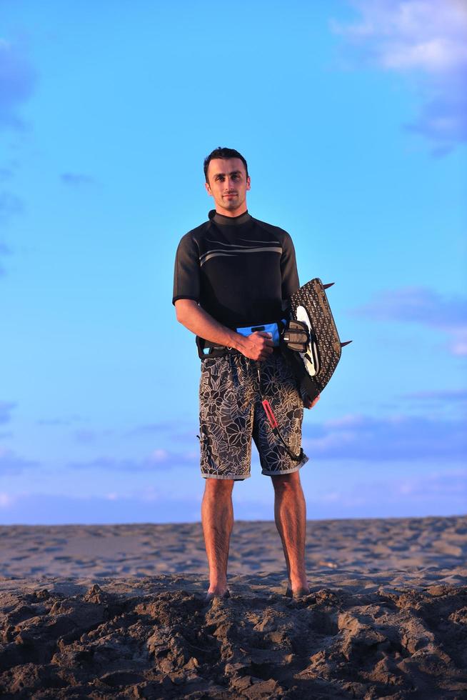 retrato, de, un, joven, kitsurf, hombre, en, playa, en, ocaso foto