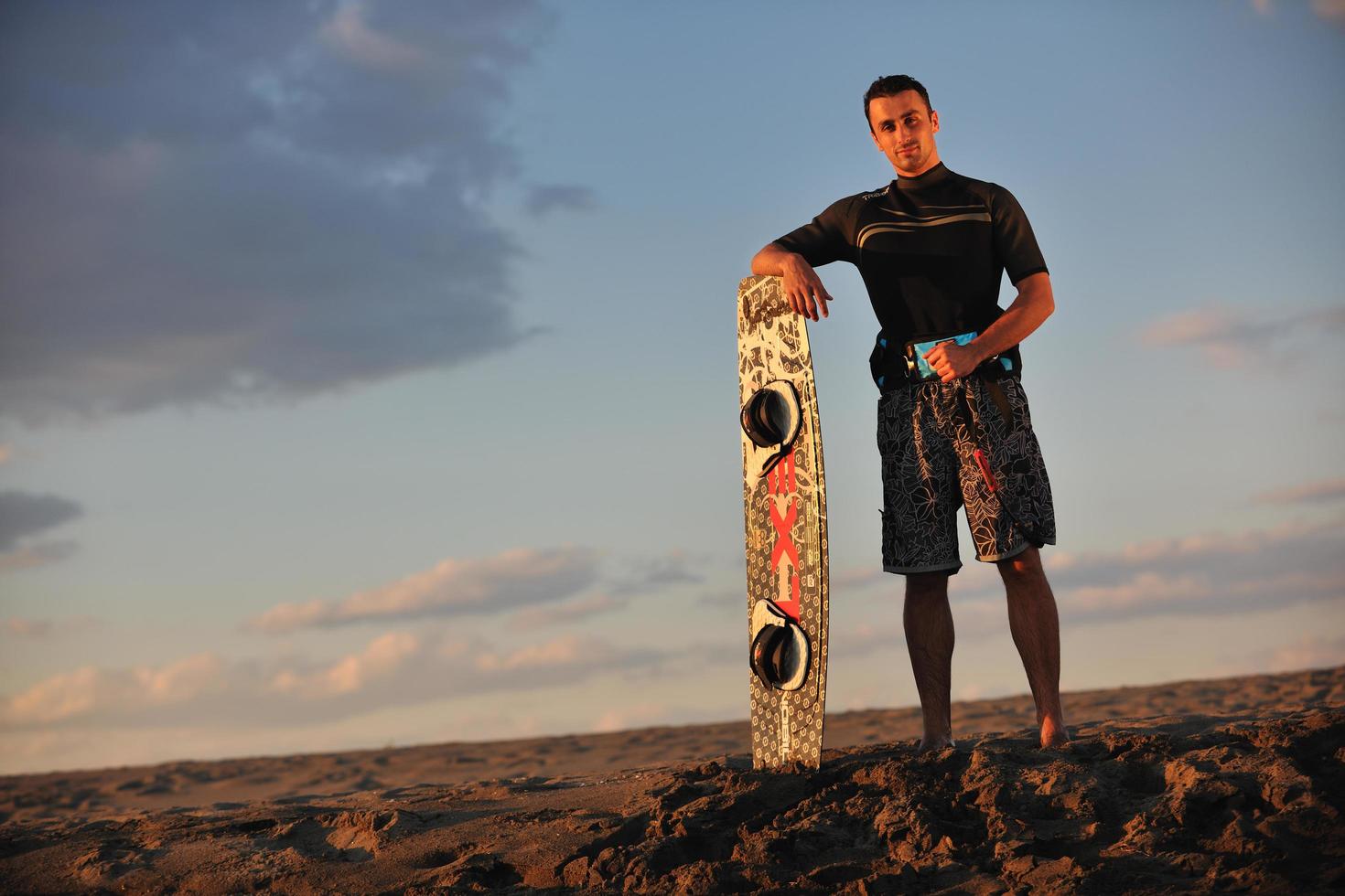 retrato, de, un, joven, kitsurf, hombre, en, playa, en, ocaso foto