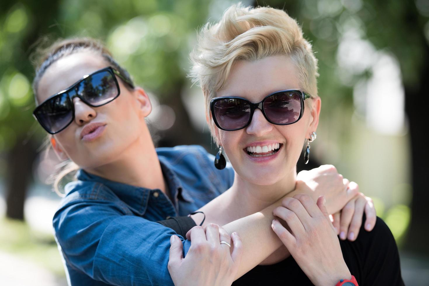 mujeres con gafas de sol foto