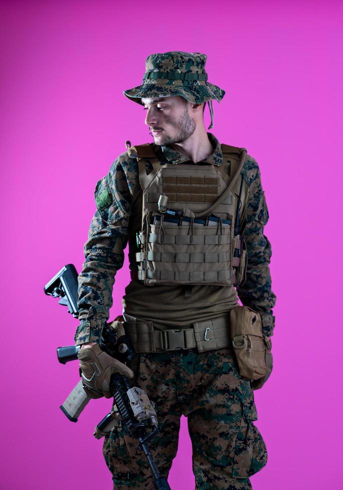 guerra moderna soldado fondo rosa foto