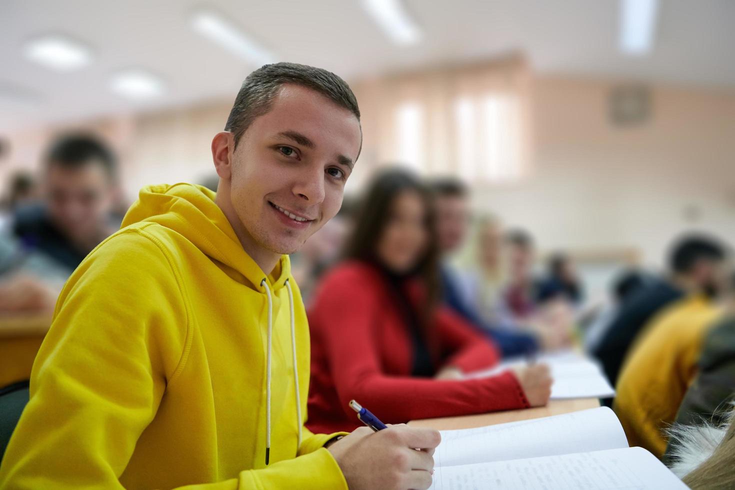 estudiante tomando notas mientras estudia en la escuela secundaria foto