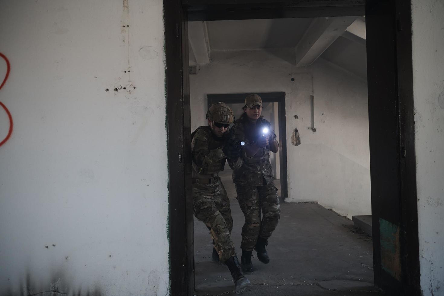 tropas militares en acción entorno urbano foto