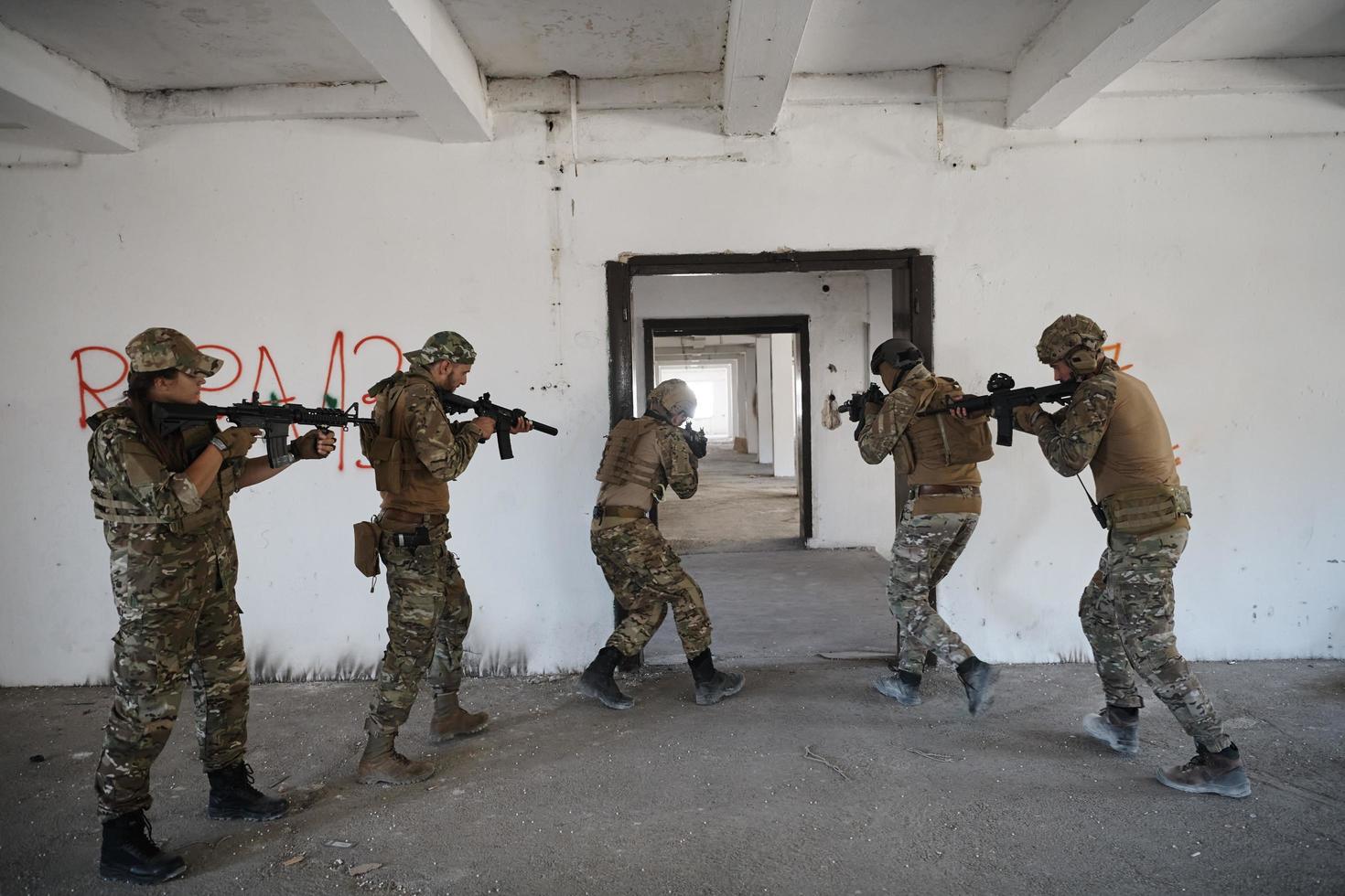 tropas militares en acción entorno urbano foto