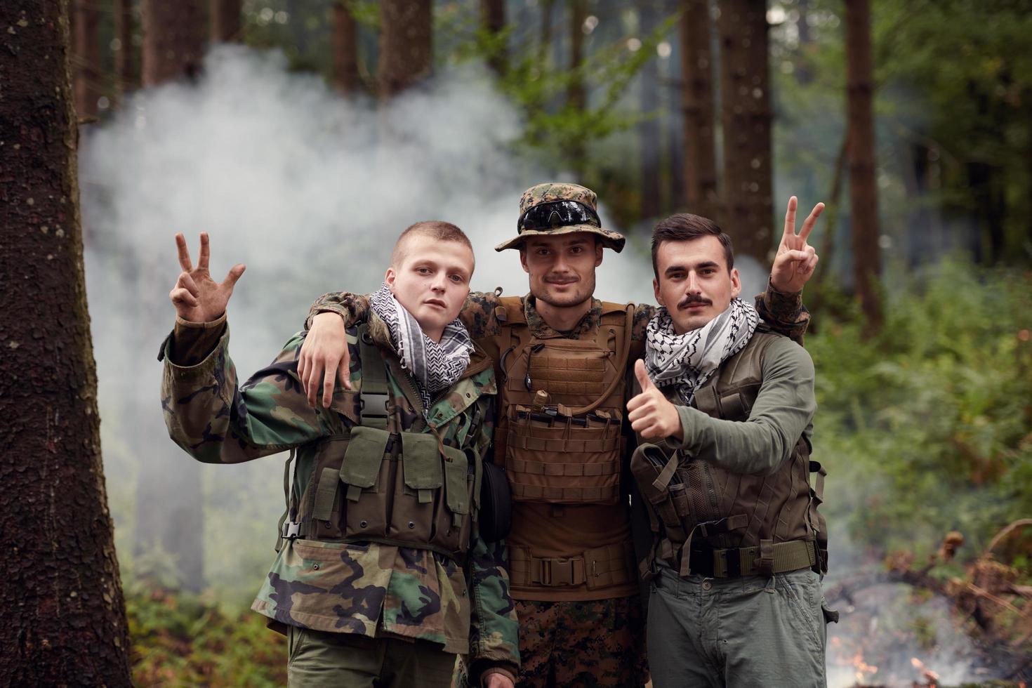 militar en campo foto