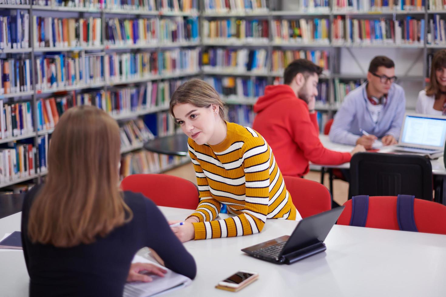 grupo de estudiantes trabajando juntos en un proyecto escolar en una tableta en una universidad moderna foto