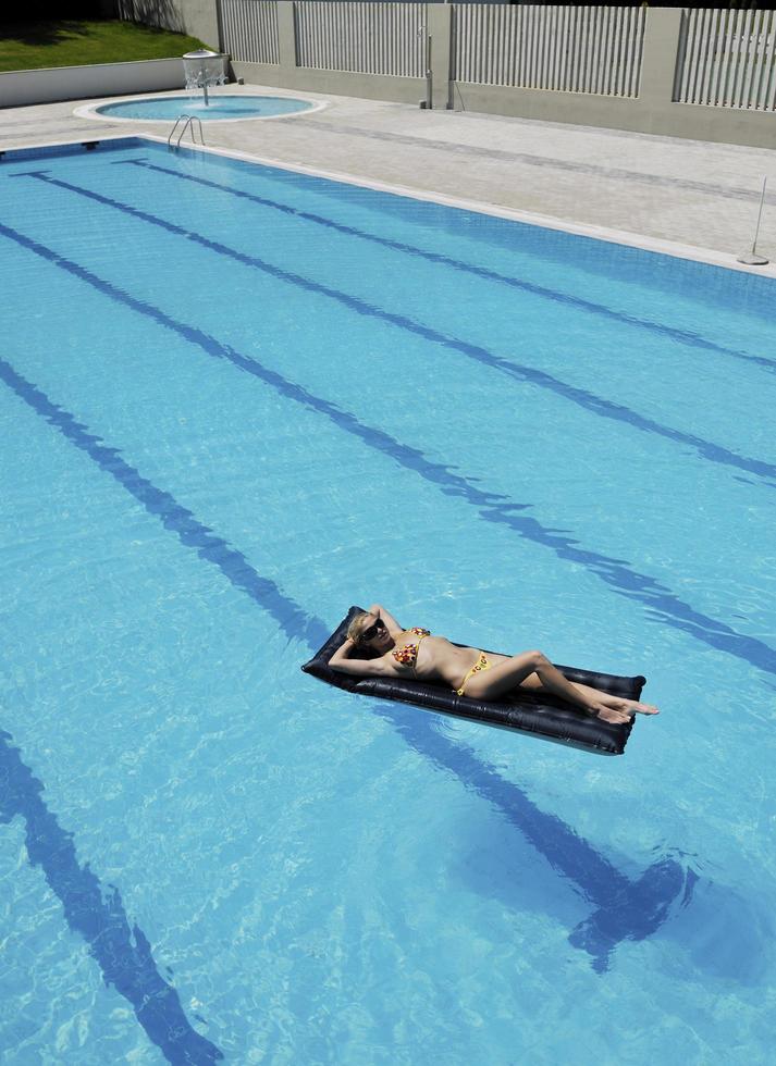 hermosa mujer relajarse en la piscina foto