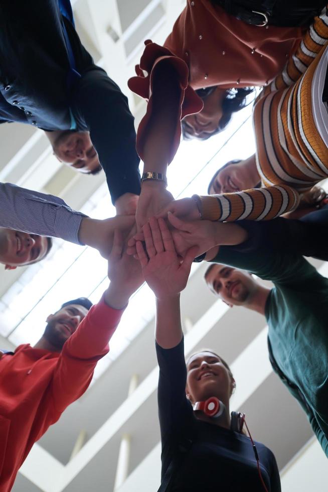 estudiantes celebrando proyecto terminado con éxito foto