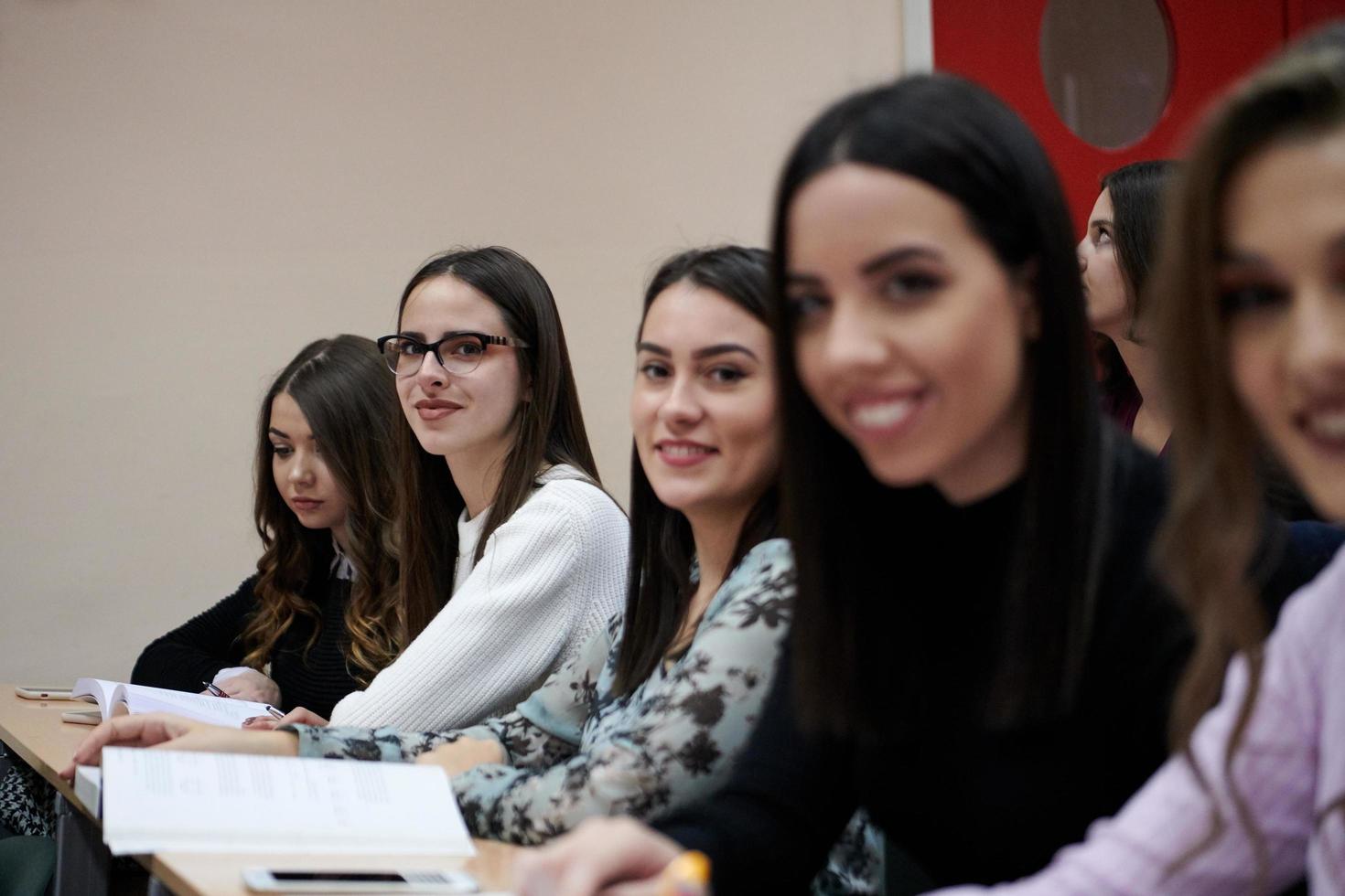 grupo de estudiantes en anfiteatro foto